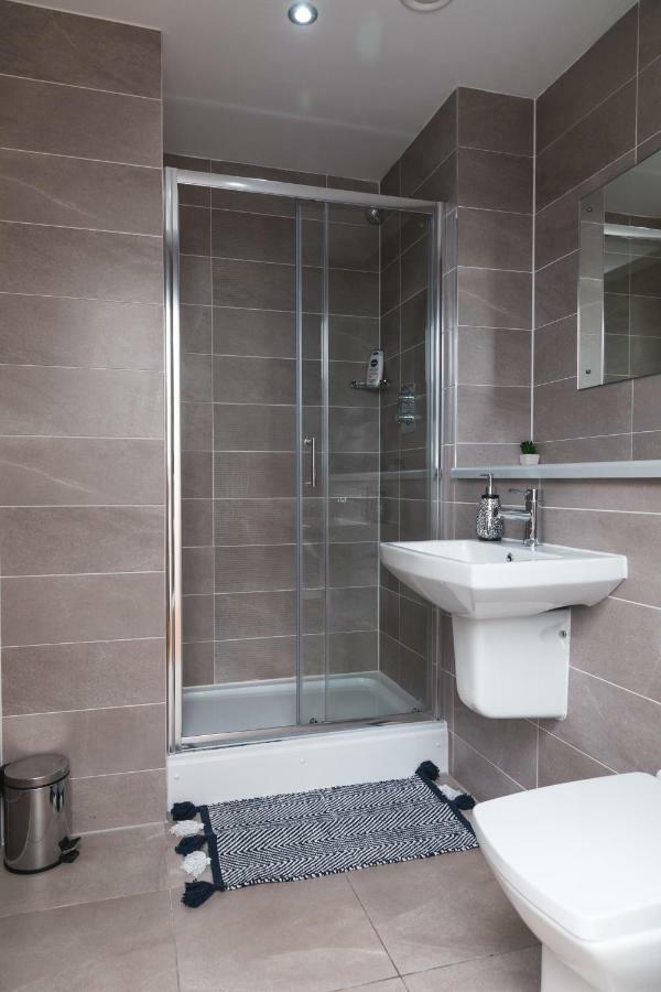 Studio Apartments Free Street Parking Subject To Availability Manchester Exteriör bild