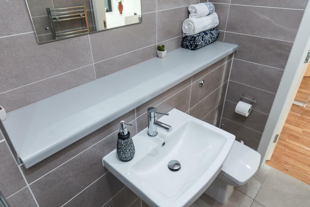 Studio Apartments Free Street Parking Subject To Availability Manchester Exteriör bild